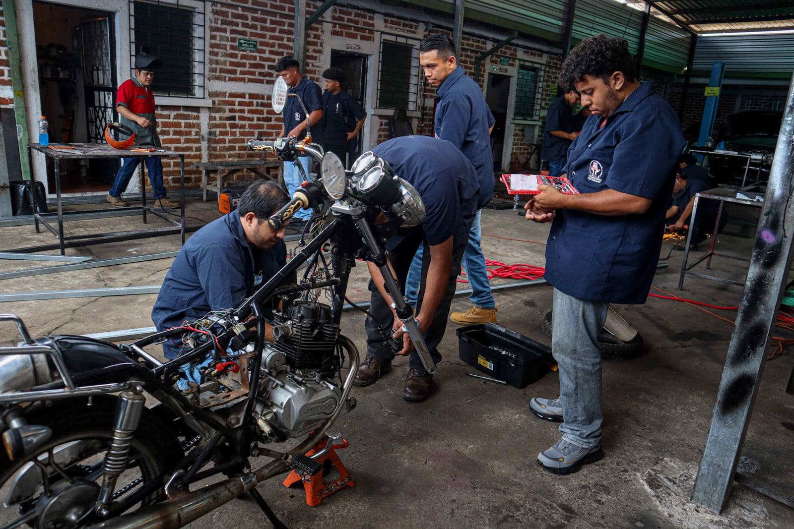 Reparación de motocicletas y cosmetología